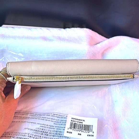 Michael Kors Wallet Soft light Pink NEW in pkg from manufacturer - Picture 4 of 13